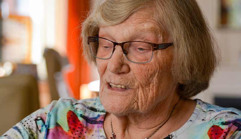 Das Gesicht einer alten Frau, Stichwort Morbus Parkinson.
(c) Pixabay.com