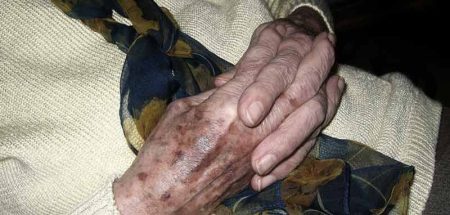 Die verschränkten Hände einer alten Frau. (c) Pixabay.com