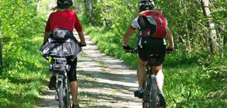 Zwei Mountainbikerinnen auf einem Waldweg. (c) Pixabay.com