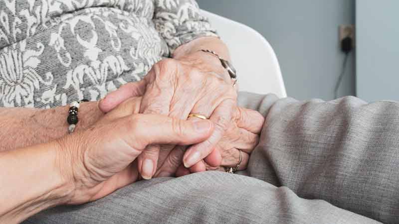 Die Hände einer alten Frau, die von einer Hand einer jüngeren gehalten werden, Stichwort Expertendiskussion zum Thema Pflege.
(c) Pixabay.com
