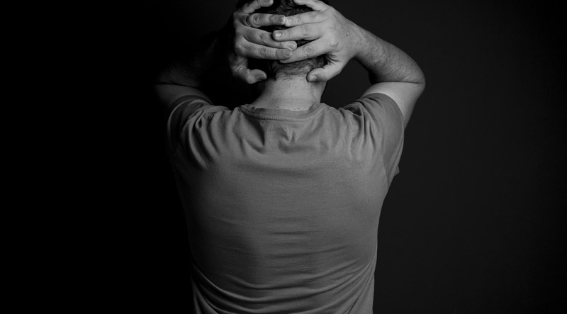 Ein Mann von hinten, der sich die Hände auf dem Hinterkopf verschränkt, Stichwort psychische Erkrankung.
(c) Pixabay.com
