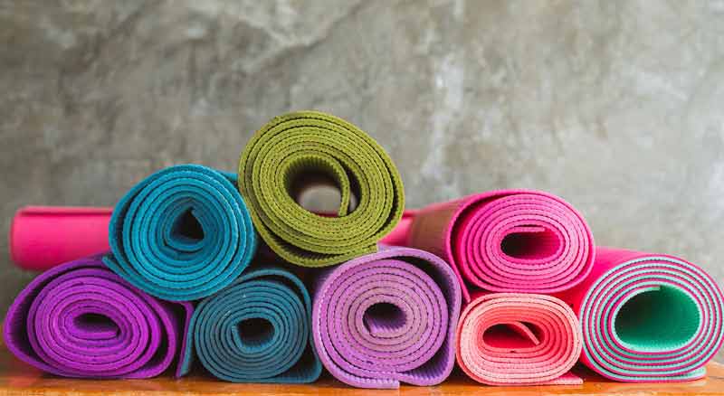 Zertifizierte Geräte bringen Sport & Rückengesundheit in Einklang 1 Zusammengerollte und gestapelte Yogamatten.
(c) Pixabay.com