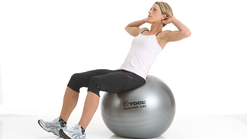 Eine Frau, die auf einem Gymnastikball eine Übung macht, Stichwort Sport.
(c) Aktion Gesunder Rücken e. V.