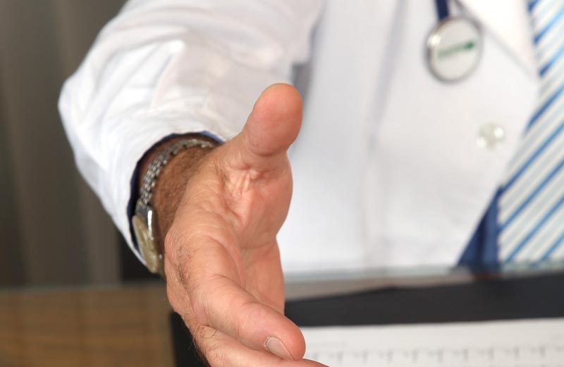 Die ausgestreckte Hand eines Arztes.
(c) Pixabay.com