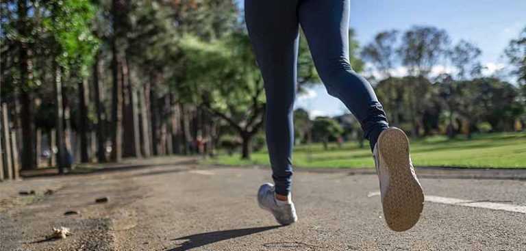 Die Beine einer Frau beim Laufen. (c) Pixabay.com