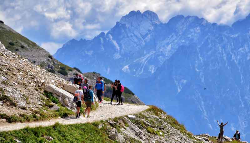 Wander•innen auf einem Weg in den Alpen, Stichwort Berg-Boom.
(c) Pixabay.com
