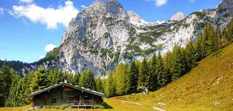 Eine Almhütte vor einem Berg in den Alpen. (c) Pixabay.com