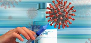 Corona-Impfung: frühe Behandlung kann Thrombosen verhindern Die Hand einer Frau, die ein Corona-Virus impft, dahinter ein Covid-19 Vakzine. (c) Pixabay.com