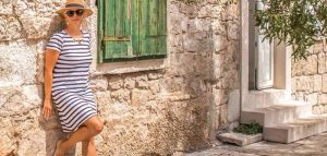 Der »Grüne Pass« bringt weitere Erleichterungen bei der Reisefreiheit Eine Frau mit Strohhut und Sonnenbrille im Urlaub an einer Hausmauer angelehnt. (c) Pixabay.com