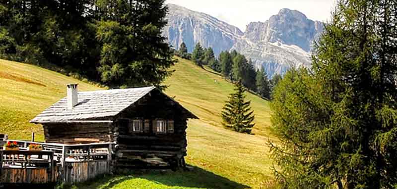 Eine Almhütte in den Bergen. (c) Pixabay.com