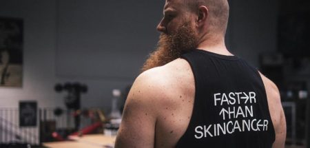 Einer der stärksten Männer in Ö über die Gefahr von Hautkrebs Alexander Pürzel von hinten mit einem Shirt "Faster than Skincancer". (c) Spot the Dot/ Manuel Peric