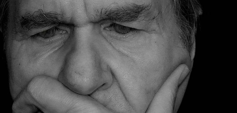 Das Gesicht eines alten Mannes, der nachdenklich schaut. (c) Pixabay.com