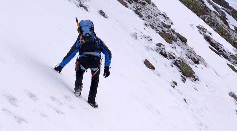 Ein Bergsteiger beim Überqueren eines Altschneefeldes.
(c) Alpenverein/ Monika Melcher
