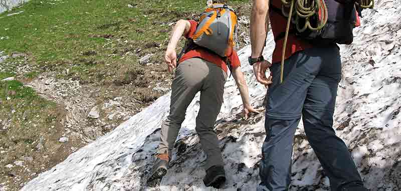 Zwei Wanderer beim Überqueren eines Altschneefeldes. (c) Alpenverein/ Peter Plattner