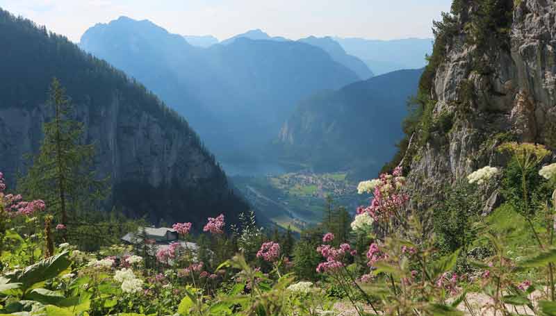Alpenlandschaft mit einem See im Tal.
(c) Pixabay.com