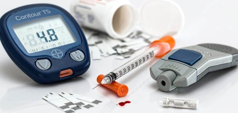 Diabetes-Utensilien: Testgerät, Insulinspritze, Teststreifen. (c) Pixabay.com