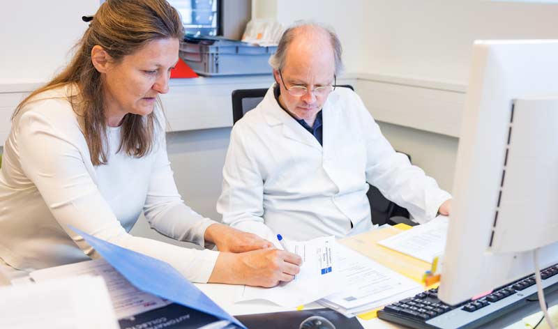 Univ.-Prof. Dr. Eva Rohde und Univ.-Doz. Dr. Mario Gimona bei der Arbeit an einem Schreibtisch mit Computer.
(c) PMU
