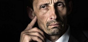 Forschungserfolg: So können Hörimplantate besser einheilen Das Gesicht eines Mannes, der mit dem Finger auf sein Ohr zeigt. (c) Pixabay.com