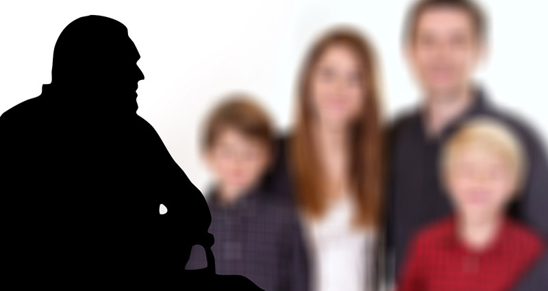 Alles anders – wie leben mit Demenz? Neue DVD gibt Antworten 2 Die Silhouette eines Mannes im Rollstuhl, dahinter unscharf einen Familie mit zwei Kindern.
(c) Pixabay.com