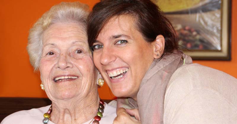Die lachenden Gesichter einer alten und einer jüngeren Frau, Stichwort leben mit Demenz.
(c) Pixabay.com