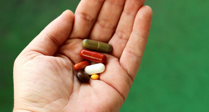 Medikamentenwirkung – wenn die Gene die Therapie bestimmen 1 Bunte Tabletten in der Hand eines Mannes, Stichwort Medikamentenwirkung.
(c) Pixabay.com