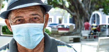 Ein alter Mann mit Hut und Mund-Nasen-Schutz. (c) Pixabay.com