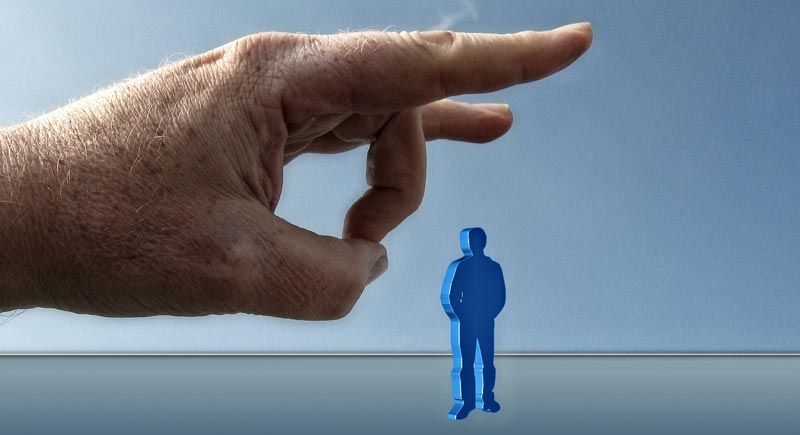 Illustration: die Hand eines Mannes, der ein Maxerl mit dem Finger wegschnippst.
(c) Pixabay.com