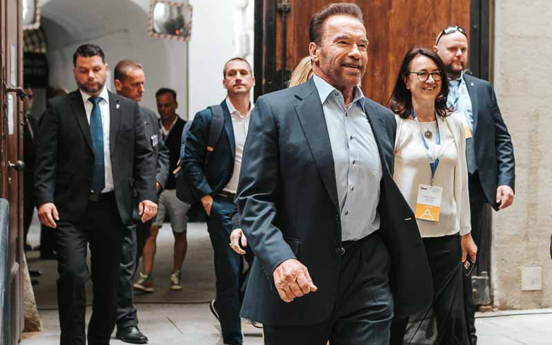 Arnold Schwarzenegger mit Tross beim Austrian World Summit 2021.
(c) The Schwarzenegger Climate Initiative