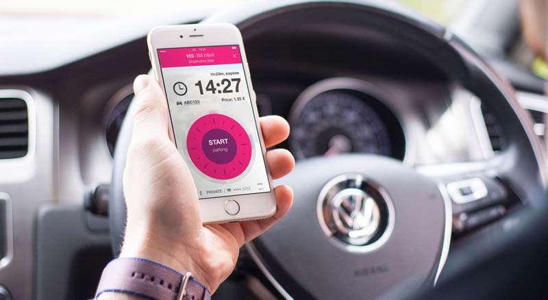 EasyPark – Nerven-, geld- und zeitsparendes Parken im Urlaub 2 Ein Autofahrer mit dem Smartphone in der Hand, auf dem die App EasyPark läuft.
(c) EasyPark