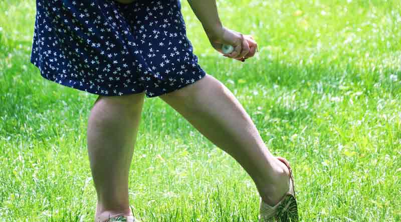 Die Beine einer Frau, die sich mit einem Gelsen-Spray einsprüht.
(c) Pixabay.com