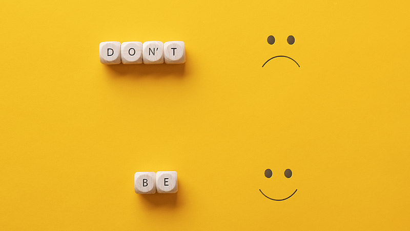 Optimismus und Resilienz machen gesund – und zwar Körper & Geist 1 Ein trauriges Smiley, bei dem daneben mit Scrabble Würfeln Don´t steht. Und darunter ein lachendes, bei dem "Be" daneben steht, Stichwort Optimismus.
(c) AdobeStock