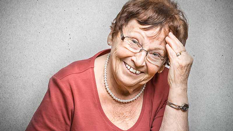 Optimismus und Resilienz machen gesund – und zwar Körper & Geist 3 Der Kopf einer lachenden alten Frau.
(c) AdobeStock