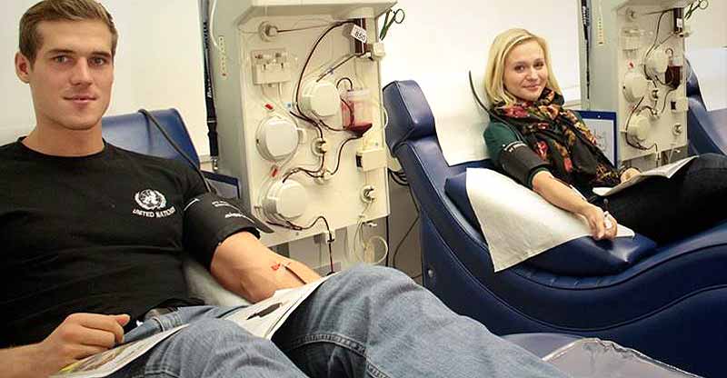 Plasmaspenden – Gutes für andere tun und gleichzeitig für sich selbst 2 Ein Mann und eine Frau beim Plasmaspenden.
(c) BioLife/ Bernhard Eder