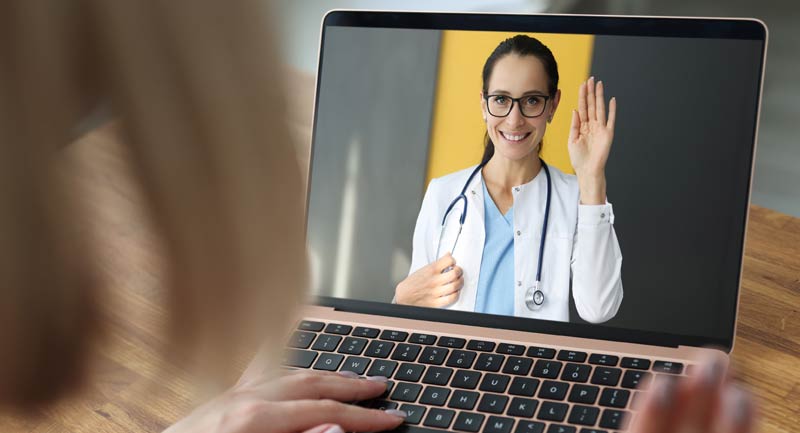 Eine Ärztin auf dem Bildschirm eines Laptops während eines Videocalls.
(c) AdobeStock