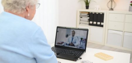 Eine alte Frau bei einer Videokonferenz mit ihrem Arzt. (c) AdobeStock