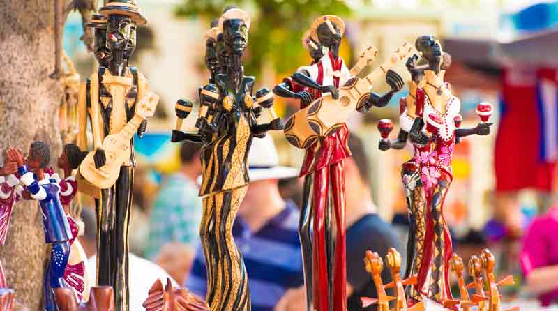 Urlaubssouvenirs – nicht alles ist gut für die Natur und/ oder erlaubt 1 Afrikanische Holzfiguren als Urlaubssouvenir.
(c) AdobeStock