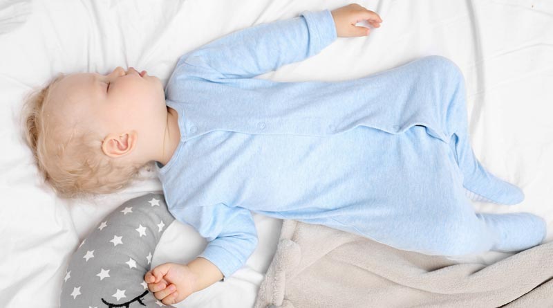 Ein schlafendes Baby im Baby-Pyjama.
(c) AdobeStock