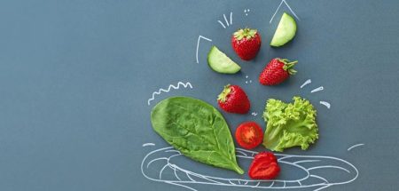 Basilikum, Tomaten, Erdbeeren, Gurkenscheiben und ein Salatblatt, die in eine gezeichnete Schüssel fallen. (c) AdobeStock