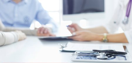 Primärversorgung: wohnortnahe Gesundheitsversorgung für Alle Die Hände einer Ärztin, die einem Patienten etwas erklärt. (c) AdobeStock