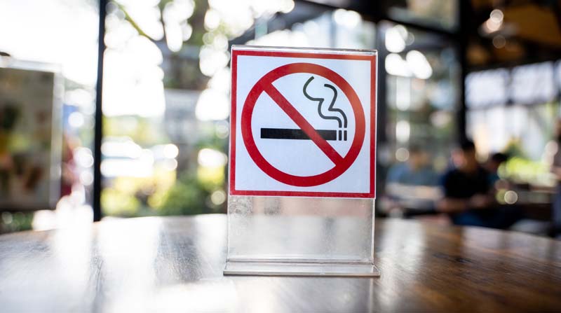 Rauchstopp: Alternative Nikotin-Produkte erhöhen Erfolgschancen 3 Ein "Rauchen verboten" Schild auf einem Tisch in einem Café, Stichwort Rauchstopp.
(c) AdobeStock