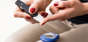 Ein Meilenstein für die Diabetes-Vorsorge und -Früherkennung Die Hände einer Frau, die sich den Blutzuckerwert misst. (c) AdobeStock