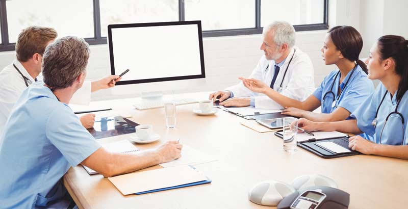 Krebs-Initiative All.Can entwickelt Tools für weitere Optimierung 2 Ärzt•innen bei einer Besprechung, Stichwort Krebs-Initiative All.Can.
(c) AdobeStock