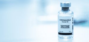 Covid-19: Booster-Impfung nötig, wie bei vielen anderen auch Eine Ampulle mit einem Corona-Vakzin. (c) AdobeStock