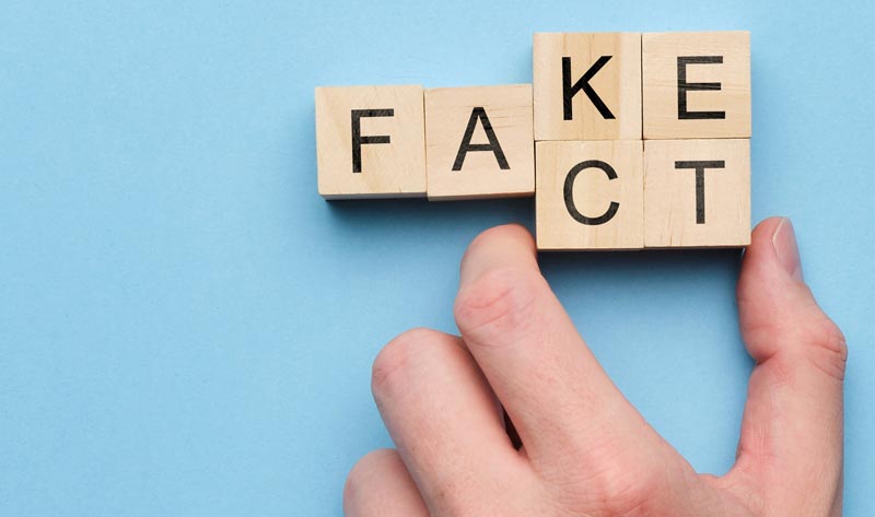 Deepfakes – so werden Foto-, Video- und Audioinhalte manipuliert 1 Eine Hand, die Scrabblesteine verschiebt von Fake auf Fact, Stichwort Deepfakes.
(c) AdobeStock