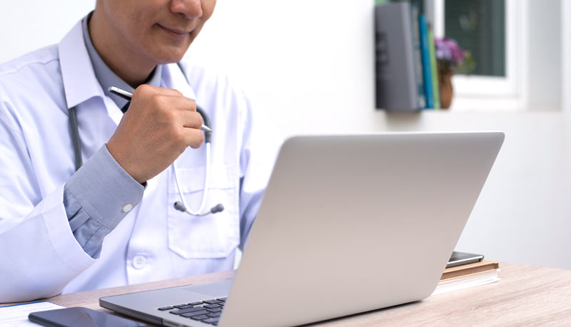 Ein Arzt vor einem Laptop.
(c) AdobeStock