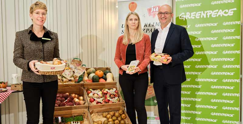 So können wir 40% der ernährungsbedingten Emissionen einsparen 2 Experten im Rahmen einer PK zum Thema ernährungsbedingte Emissionen, die Bio-Lebensmittel in ihren Händen halten.
(c) Greenpeace/ Mitja Kobal