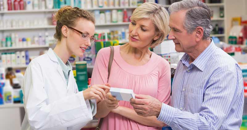 Fake-Shops, Fälschungen: Vorsicht bei Onlinekauf von Medikamenten 2 Eine Apothekerin, die ein älteres Paar berät, Stichwort Onlinekauf von Medikamente.
(c) AdobeStock