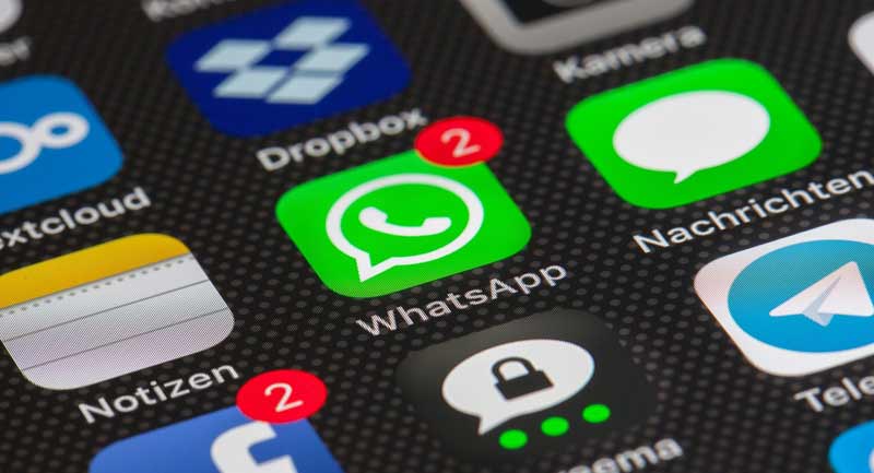 WhatsApp – einfache Maßnahmen gegen zunehmende Betrugsfälle 1 App-Symbole auf einem Smartphone, bei dem u.a. 2 neue Nachrichten auf WhatsApp angezeigt werden.
(c) Pixabay.com