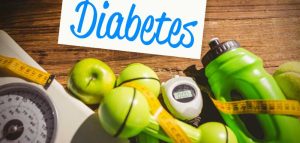 #WissenSchützt: Diabetes-Früherkennung verhindert Spätfolgen Äpfel, eine Waage, ein Maßband, ein Blutzuckermessgerät und ein Schild mit "Diabetes". (c) AdobeStock