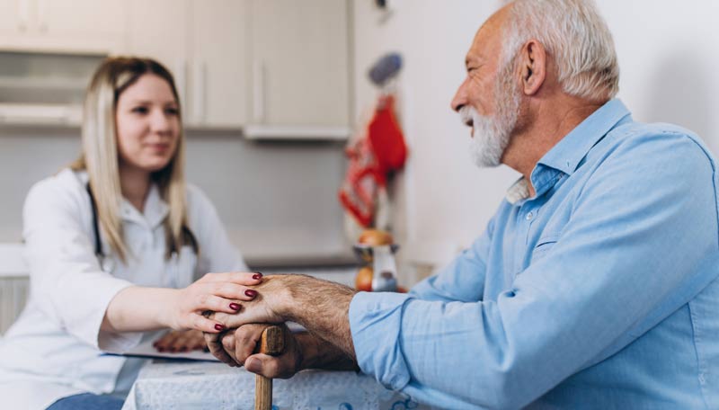 24-Stunden-Betreuung – Fakten statt Mythen, Empirie statt Emotion 1 Eine Betreuerin, die einem alten Mann die Hand hält.
(c) AdobeStock